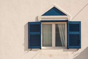 Zusammenfassung der Hauswand und des Fensters mit Fensterläden auf der Insel Santorini Griechenland. foto