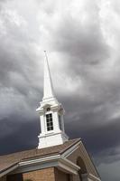 Kirchturmturm unter ominösen stürmischen Gewitterwolken. foto