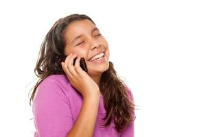 glückliches hübsches hispanisches Mädchen am Handy foto