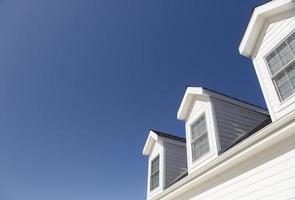 Dach des Hauses und Fenster gegen den tiefblauen Himmel foto