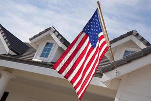abstrakte Hausfassade und amerikanische Flagge foto