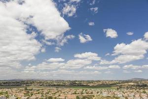 zeitgenössische Nachbarschaft und majestätische Wolken foto