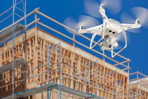 drohne quadcopter fliegen und inspizieren baustelle foto