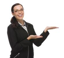 Selbstbewusste Geschäftsfrau gemischter Abstammung, die mit der Hand zur Seite gestikuliert foto