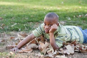 junger afrikanisch-amerikanischer Junge im Park foto
