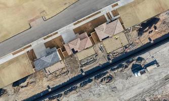Drohnen-Luftbild-Querschnitt der Hausbaustelle foto