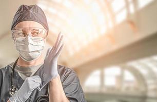 Ärztin oder Krankenschwester mit Scrubs, Schutzmaske und Brillenbanner. foto