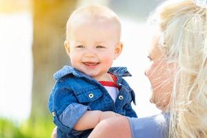 junge kaukasische mutter und tochter im park foto