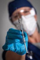 Arzt oder Krankenschwester mit medizinischer Spritze mit Nadel foto