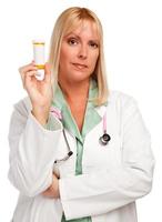 attraktive Ärztin mit leerer verschreibungspflichtiger Flasche foto