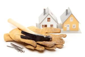 Hammer, Handschuhe, Nägel und Haus foto