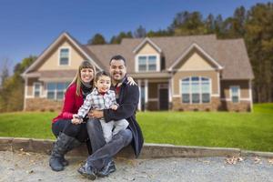 Mischlingsfamilie vor ihrem neuen Zuhause foto