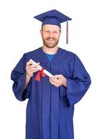 glücklicher männlicher Absolvent in Mütze und Mantel mit Diplom isoliert auf weiß foto