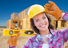 weibliche bauarbeiterin mit handschuhen, schutzhelm und schutzbrille auf der baustelle foto