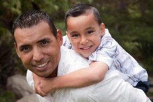 Hispanischer Vater und Sohn haben Spaß im Park foto
