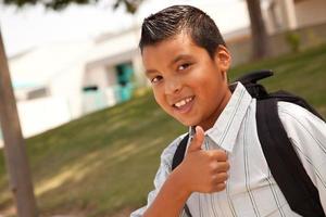 glücklicher junger hispanischer junge bereit für die schule foto