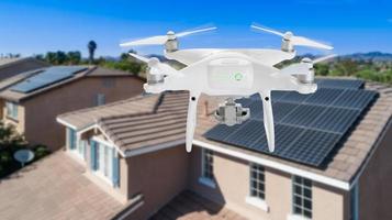 UAV-Drohne, die Sonnenkollektoren auf einem großen Haus inspiziert foto