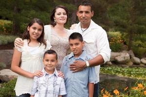 glückliche hispanische Familie im Park foto
