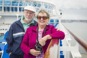 Seniorenpaar genießt das Deck eines Kreuzfahrtschiffes foto