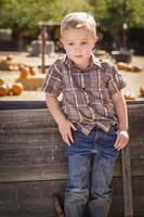kleiner Junge mit den Händen in den Taschen am Pumpkin Patch foto