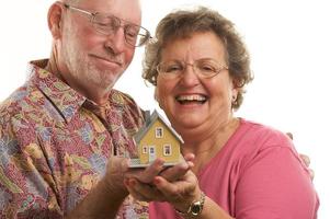glückliches Seniorenpaar und Zuhause foto
