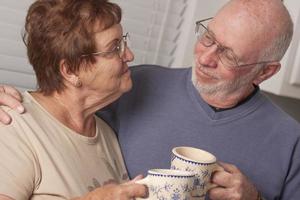 Porträt eines glücklichen Seniorenpaares foto