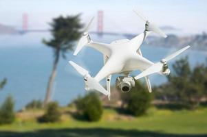 unbemanntes flugzeugsystem quadcopter-drohne in der luft nahe der golden gate bridge von san francisco. foto