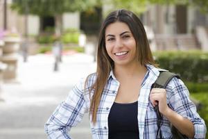 Studentin gemischter Abstammung auf dem Schulcampus foto