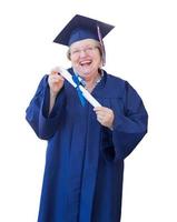 glückliche ältere erwachsene Frau, Absolventin in Mütze und Mantel, die ein Diplom isoliert auf weißem Hintergrund hält. foto