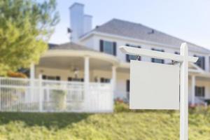 leeres immobilienschild vor neuem haus foto