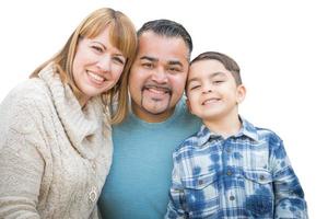 glücklich gemischte Abstammung hispanische und kaukasische Familie isoliert auf weißem Hintergrund. foto