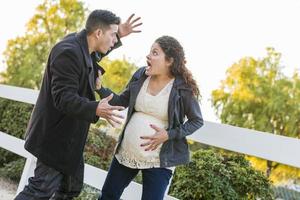 fassungslos aufgeregt schwangere Frau und Ehemann mit der Hand auf dem Bauch foto