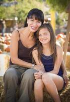 Attraktives Mutter-Tochter-Portrait am Pumpkin Patch foto