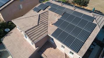 Sonnenkollektoren auf dem Dach eines großen Hauses installiert foto