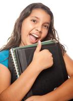 hübsches hispanisches Mädchen mit Büchern und Rucksack foto