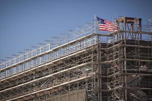 amerikanische flagge, die auf dem neubau des gebäudes weht foto