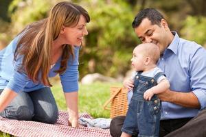 glückliche Mischlingsfamilie, die im Park spielt foto