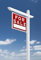 Links zum Verkauf Immobilienschild auf einem blauen Himmel mit Wolken. foto