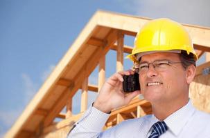 Auftragnehmer in Hardhat auf der Baustelle foto