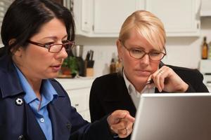 Geschäftsfrauen, die am Laptop arbeiten foto