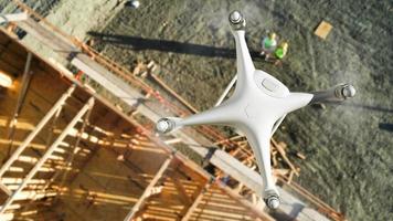 unbemanntes flugzeugsystem uav quadcopter drohne in der luft über baustelle foto