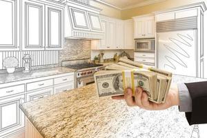 Handübergabe von Bargeld über Küchendesignzeichnung und Fotokombination foto