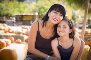 Attraktives Mutter-Tochter-Portrait am Pumpkin Patch foto