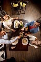 junge Leute beim Abendessen im Restaurant foto