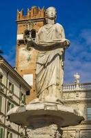 Brunnen Unserer Lieben Frau Verona auf der Piazza delle Erbe in Verona, Italien foto