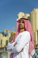 Porträt des jungen arabischen Geschäftsmannes foto