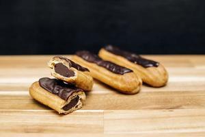 Eclair knusprig cremiger Kuchen mit dunkler Schokolade foto