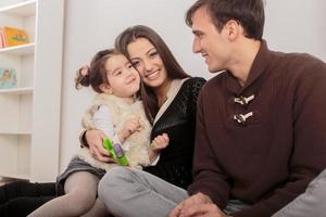 glückliche Familie im Zimmer foto