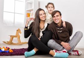 glückliche Familie im Zimmer foto