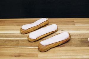 Eclair knusprig cremiger Kuchen mit weißer Schokolade foto